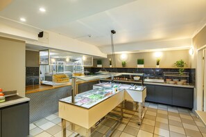Petit déjeuner buffet (11.90 EUR par personne)