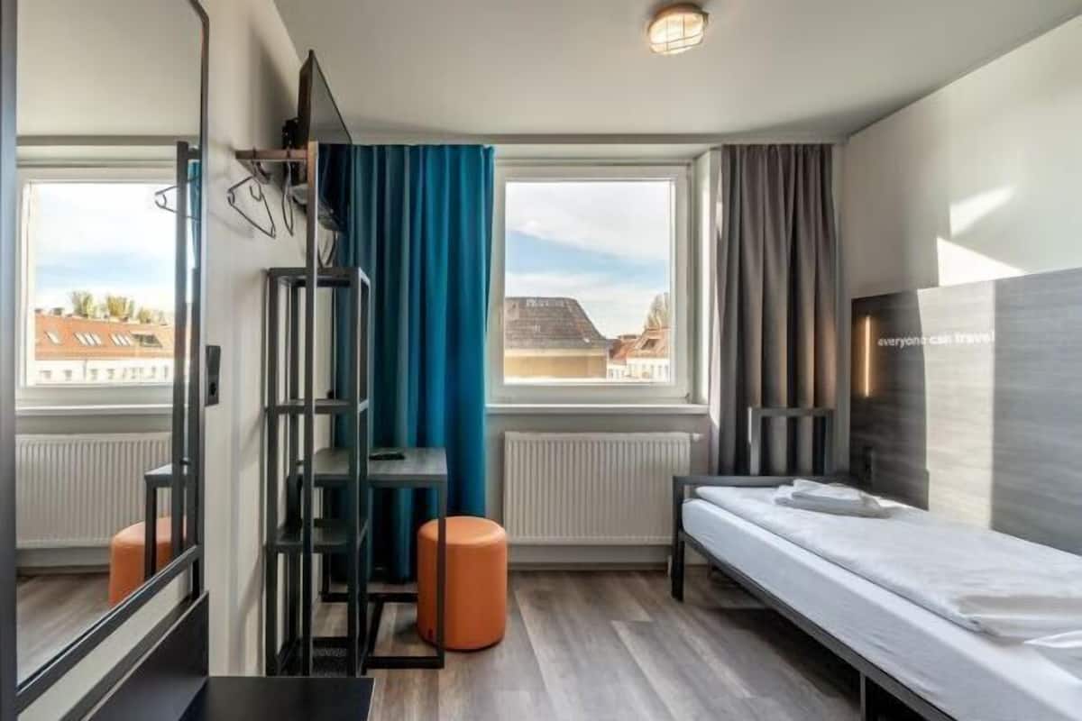 WiFi (free), bed sheets