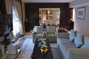 Suite presidencial, 1 cama de matrimonio grande, no fumadores | Zona de estar | Televisión LED de 40 pulgadas con canales por satélite, una televisión