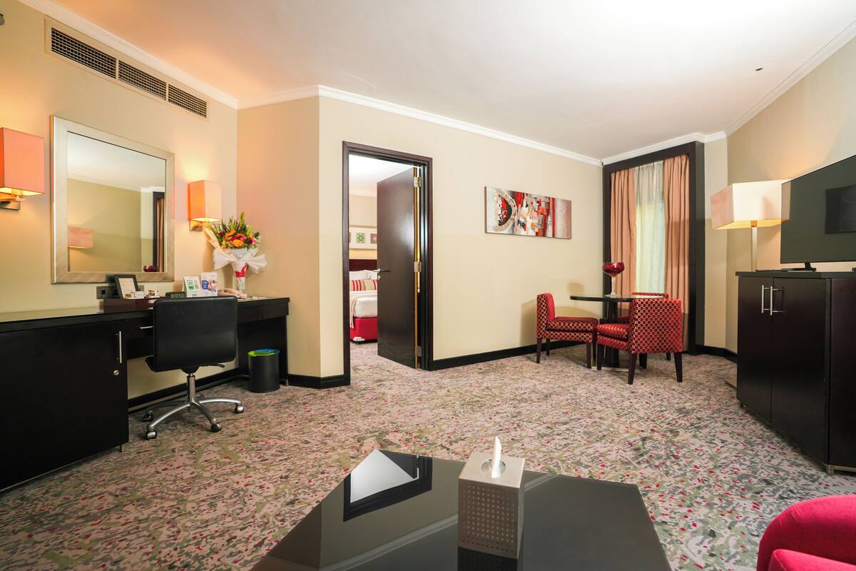 Executive Suite, 1 King Bed, Non Smoking | 1 bedroom, minibar, in-room safe, desk