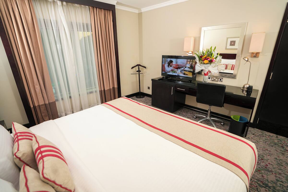 Deluxe Room, 1 King Bed, Non Smoking | 1 bedroom, minibar, in-room safe, desk
