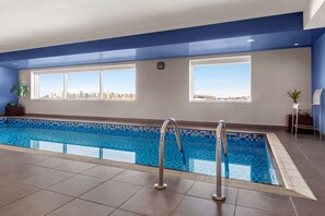 Una piscina cubierta (de 09:00 a 20:00), socorrista en las instalaciones