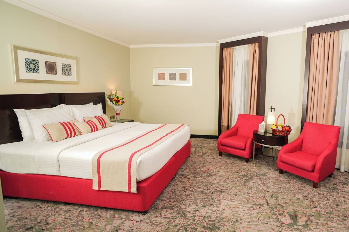 Deluxe Room, 1 King Bed, Non Smoking (Family) | 1 bedroom, minibar, in-room safe, desk