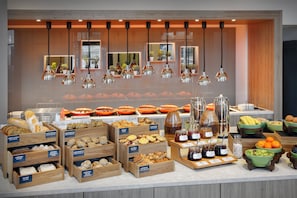 A buffet with various food items and a mirror. - Holiday Inn Ratingen City by IHG (Ratingen)