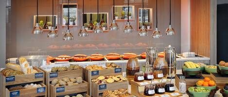 Petit déjeuner buffet (23 EUR par personne)