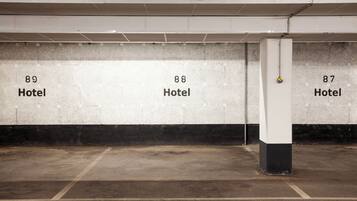 Un aparcamiento con plazas numeradas, cada una identificada con un número de hotel.