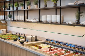 Desayuno buffet diario (EUR 23 por persona)