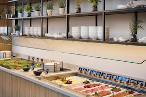 Desayuno buffet diario (EUR 23 por persona)