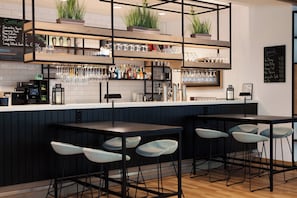 Bar (trong khuôn viên)