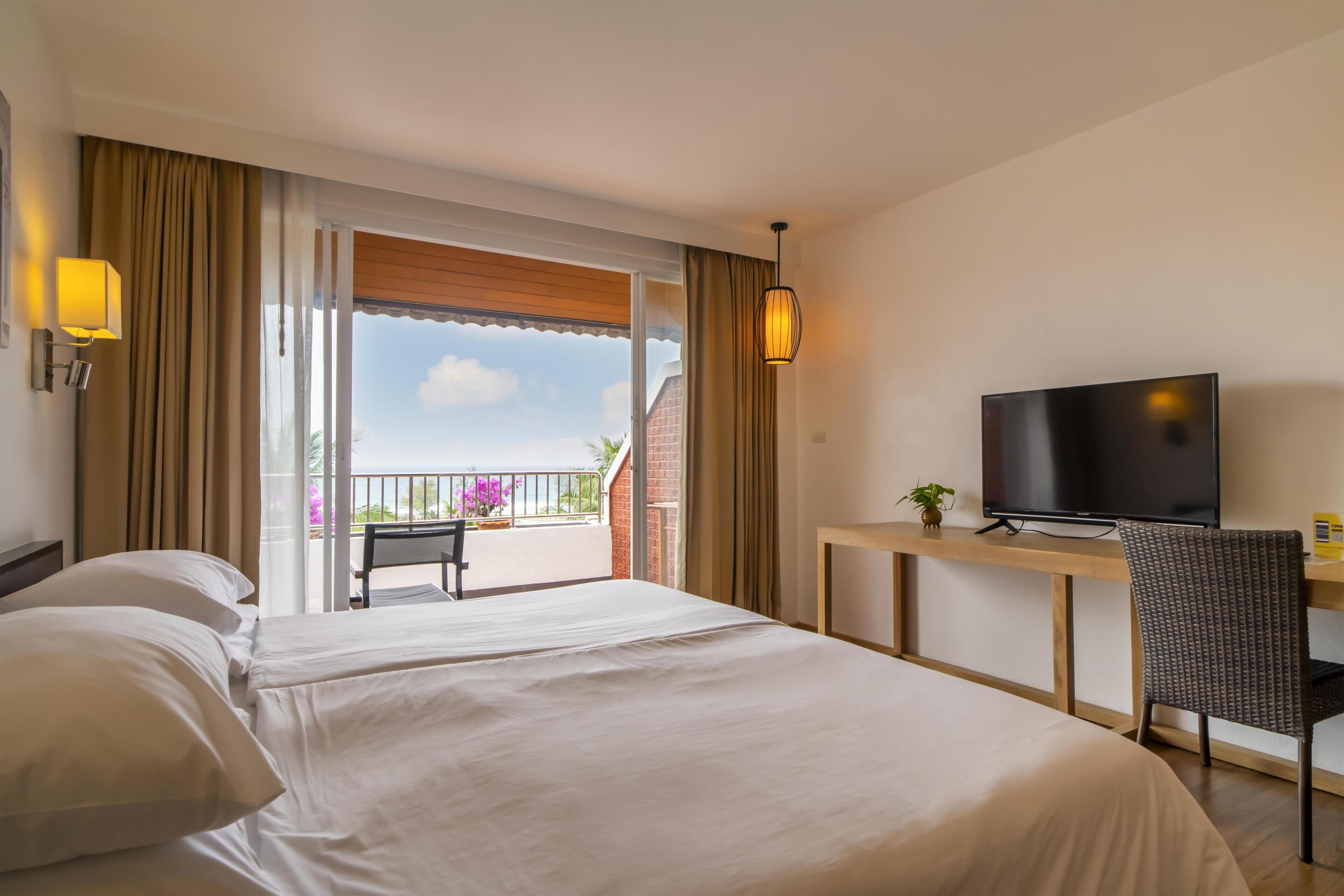 Deluxe Room, 1 King Bed, Refrigerator, Ocean View | In-room safe, individually furnished, desk, blackout drapes