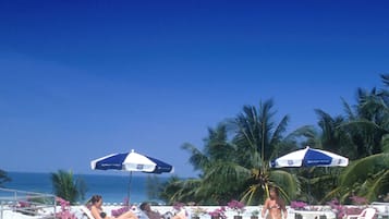 3 outdoor pools, pool umbrellas, sun loungers