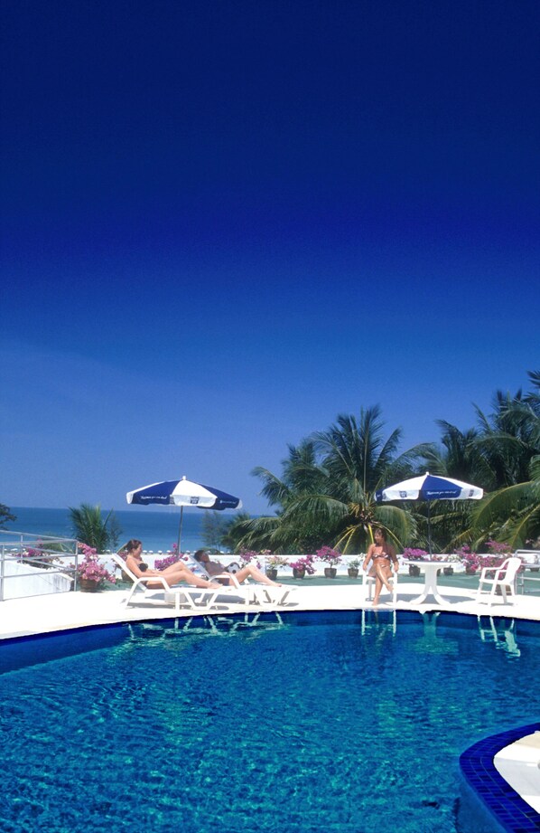 3 piscines extérieures, parasols de plage, chaises longues