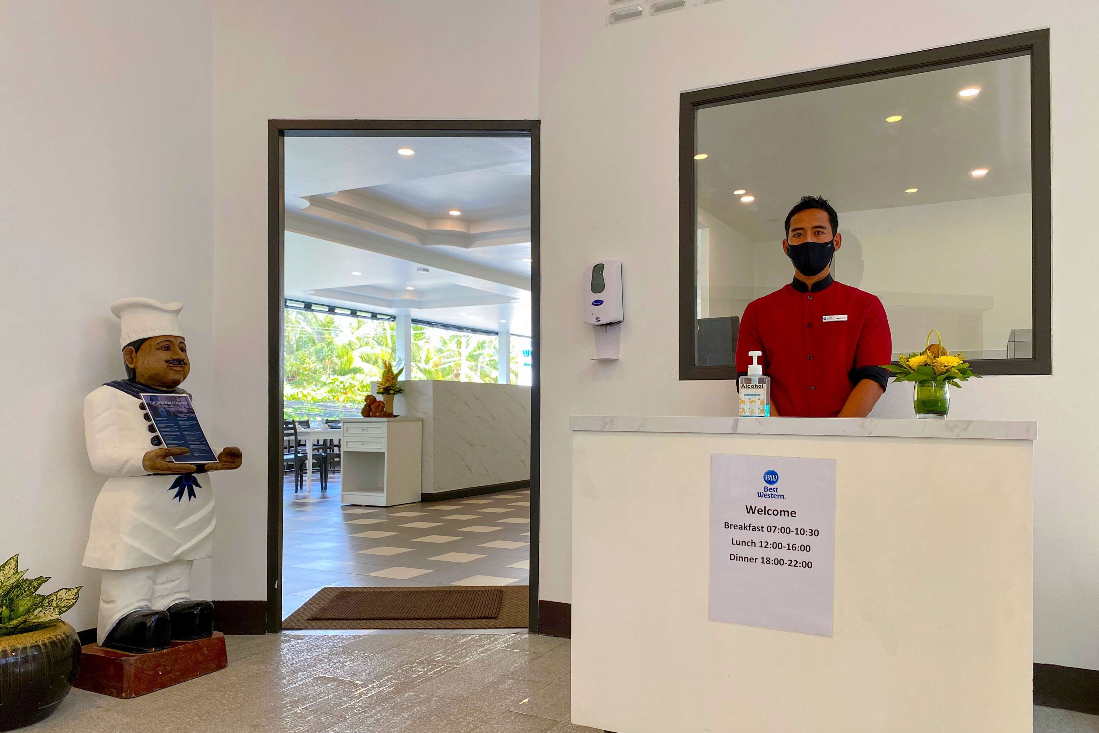 breakfast, lunch and dinner served