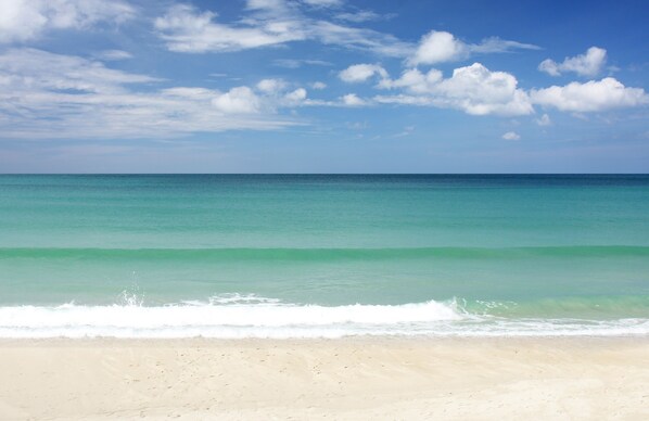 Beach nearby, beach towels - Best Western Phuket Ocean Resort (Karon)