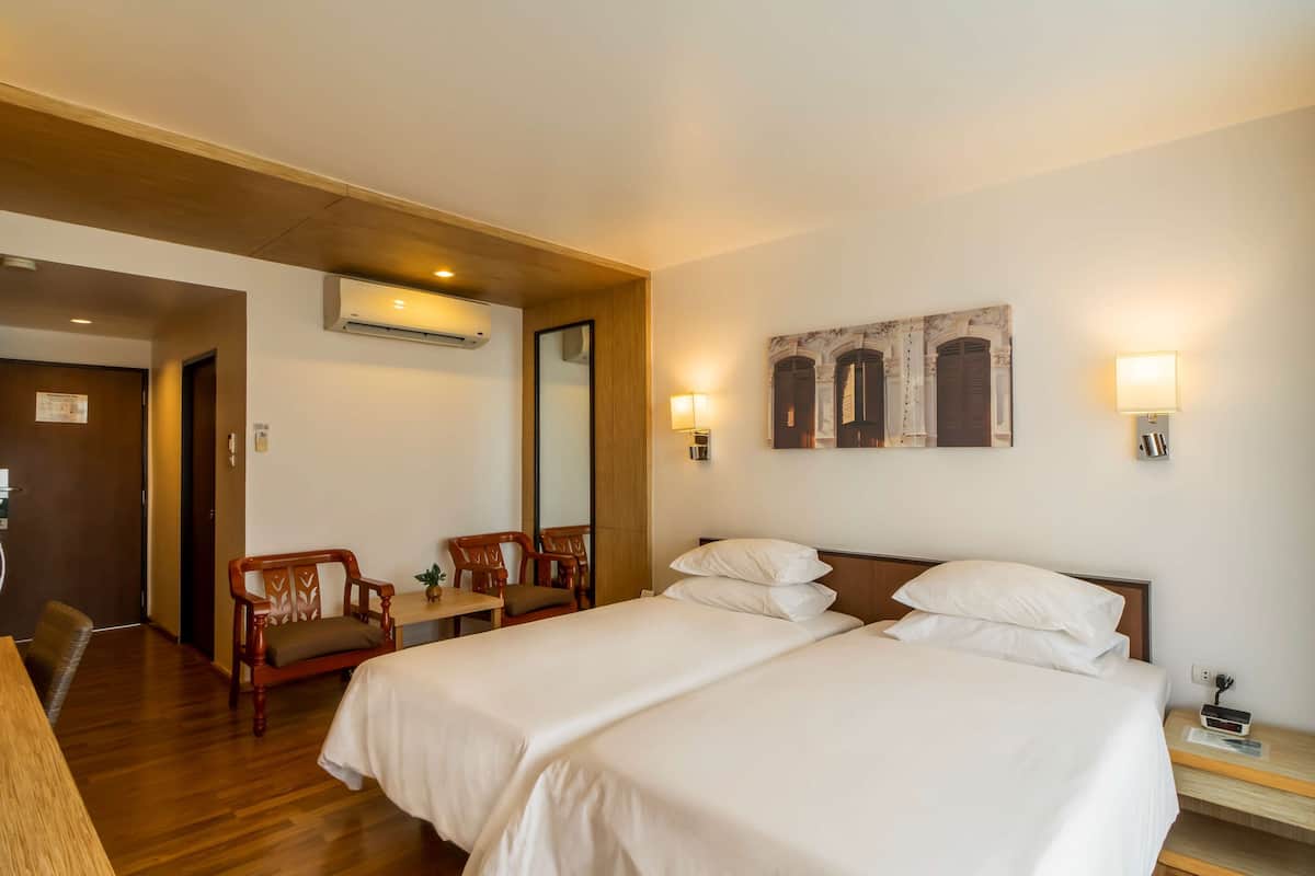 Chambre Deluxe, 2 lits une place, réfrigérateur, vue jardin | Coffres-forts dans les chambres, ameublement personnalisé, bureau