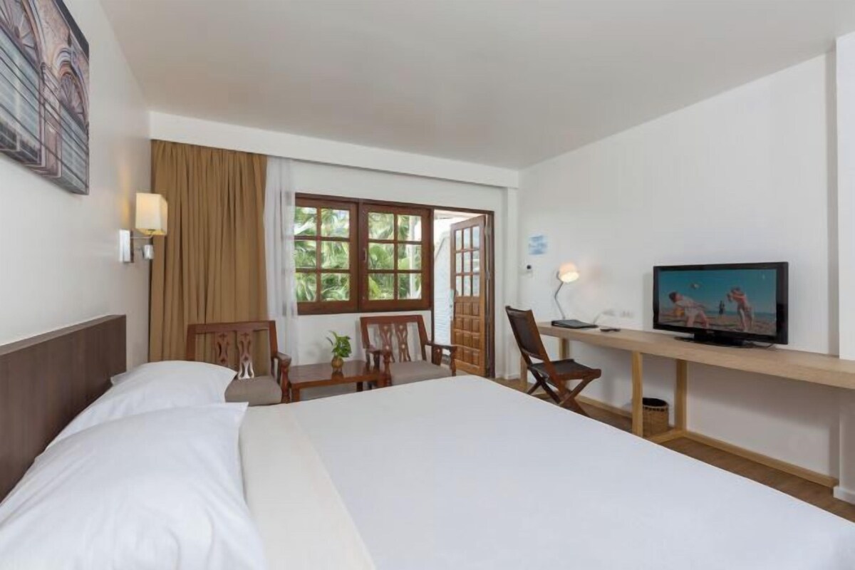 Superior King Room with Partial Ocean View (Non-Smoking)