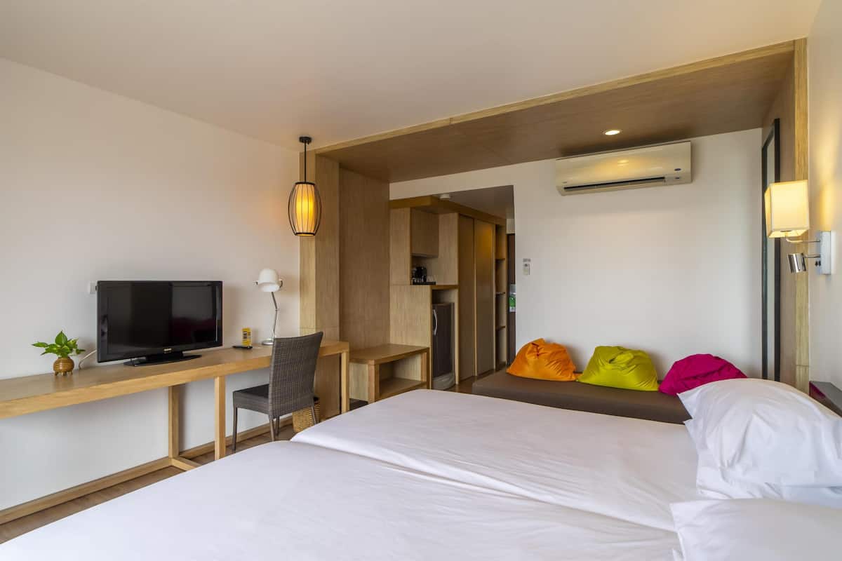 Habitación Deluxe, 2 camas individuales, frigorífico, vistas al mar | Caja fuerte, escritorio, cortinas opacas y tabla de planchar con plancha