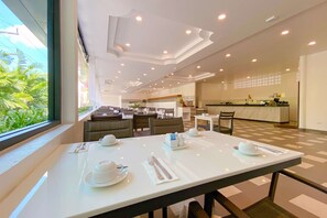 Café da manhã, almoço e jantar