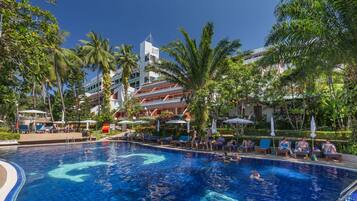 3 outdoor pools, pool umbrellas, pool loungers