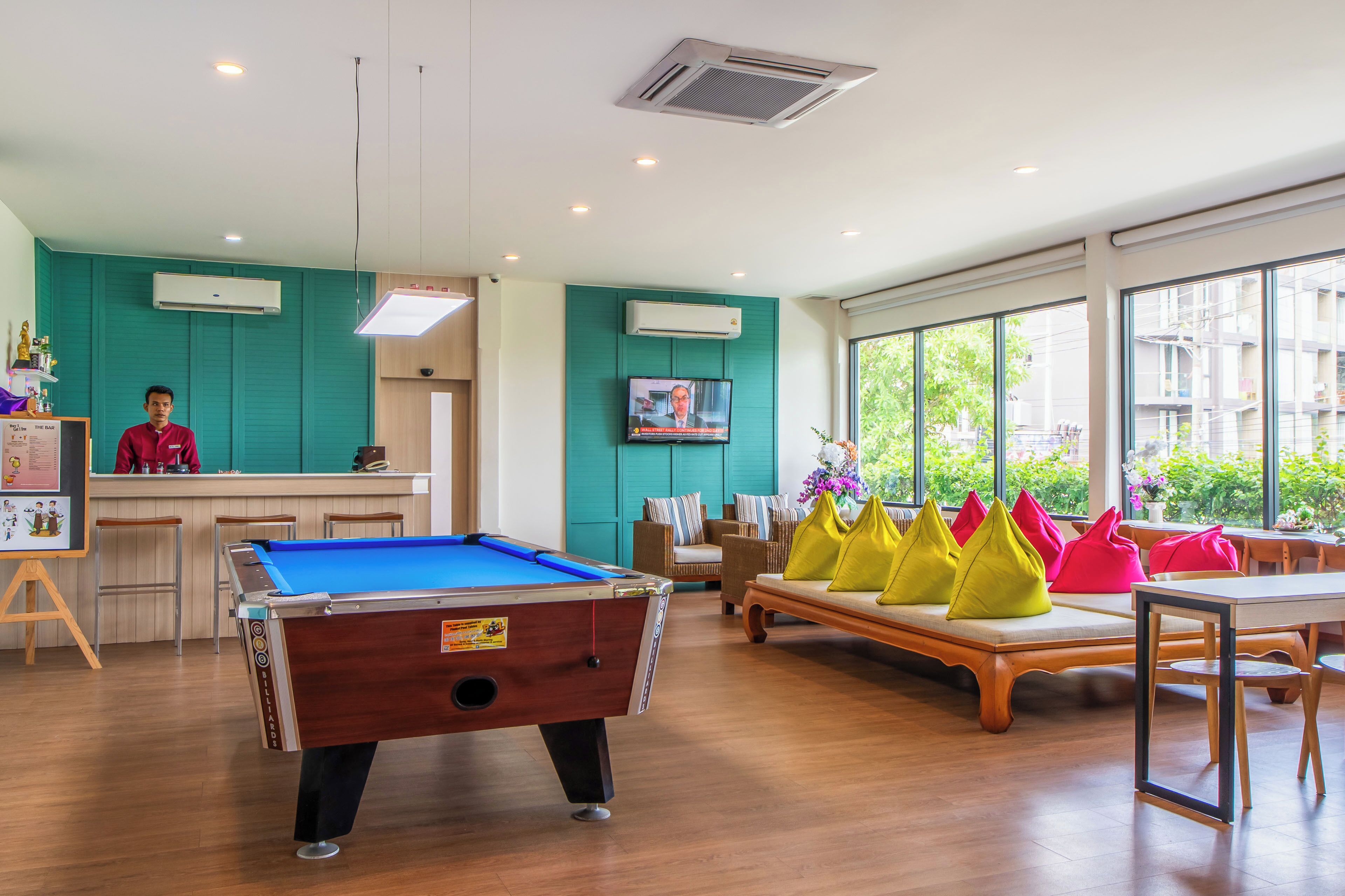 2 bars/lounges, poolside bar