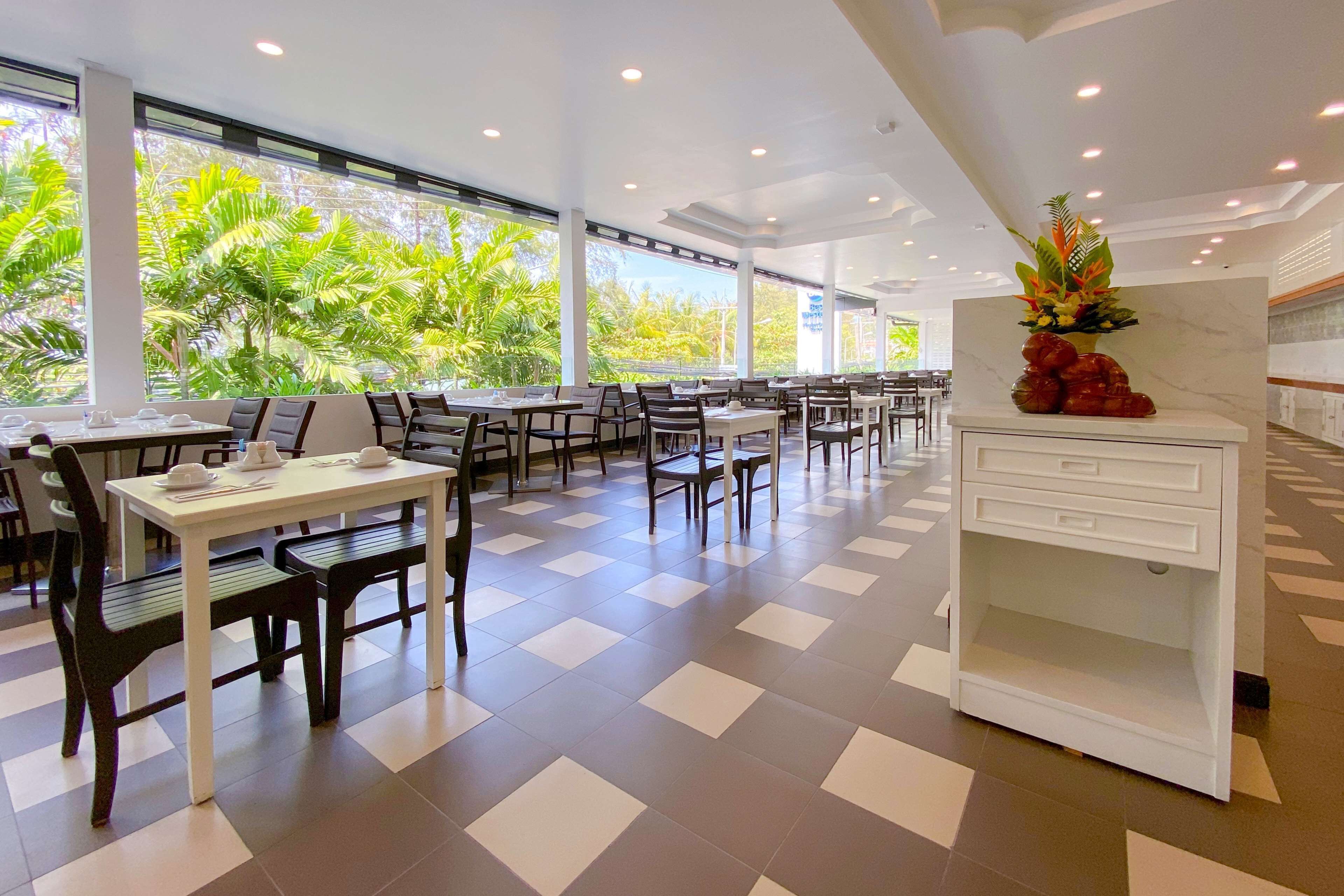 breakfast, lunch and dinner served