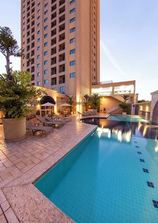 Outdoor pool, pool umbrellas, pool loungers. Le Privilége Araucária