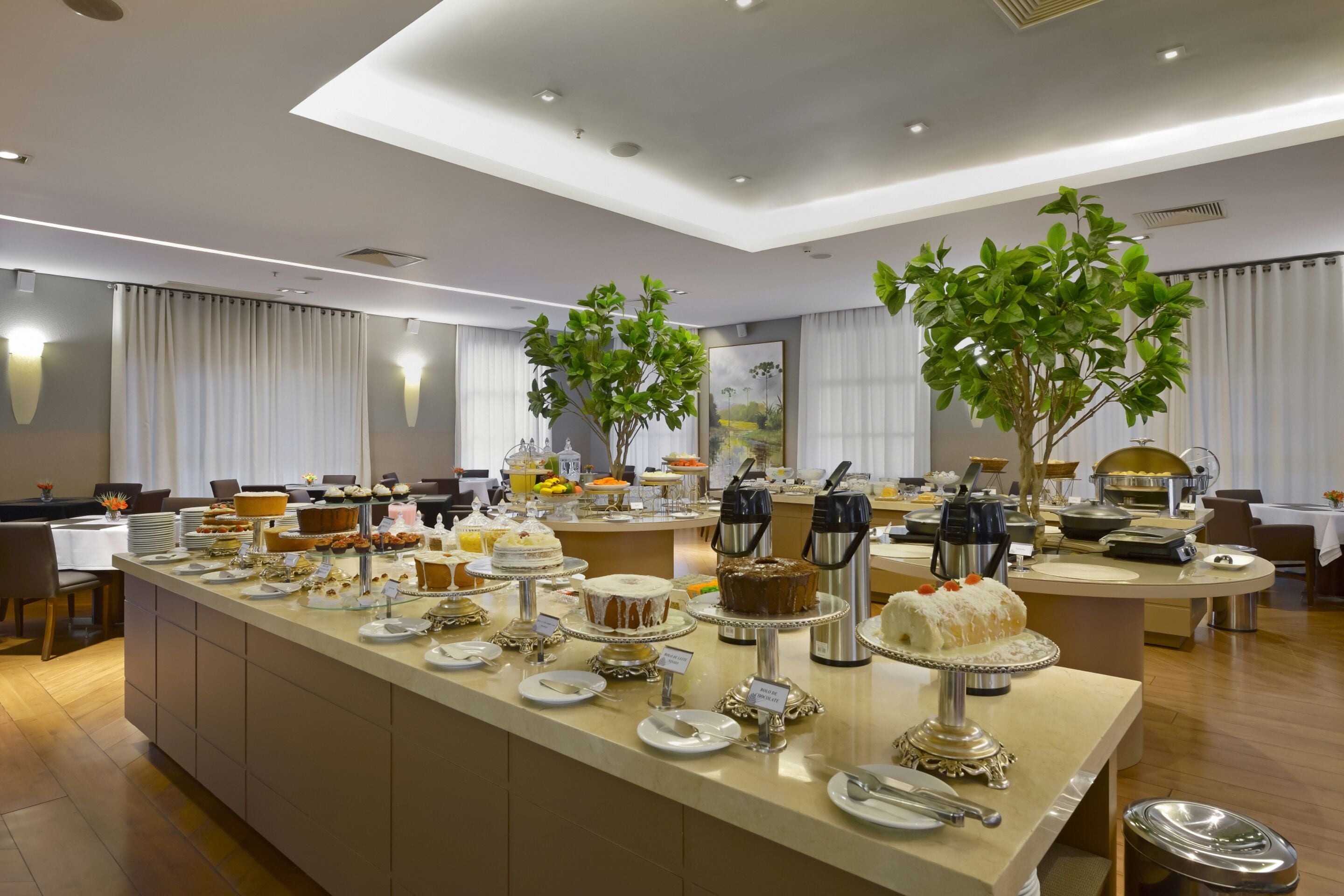 Café da manhã com buffet gr átis todos os dias