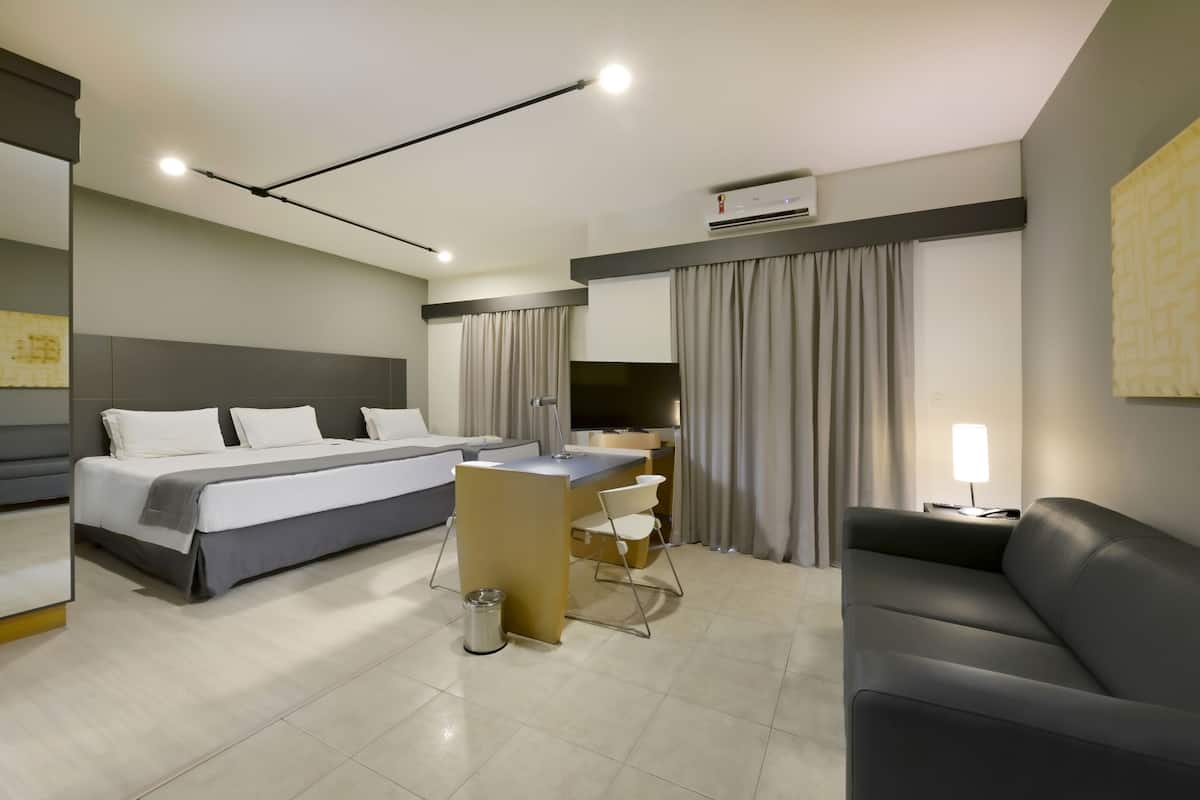 suíte premium família | minibar, in-room safe, desk, laptop workspace