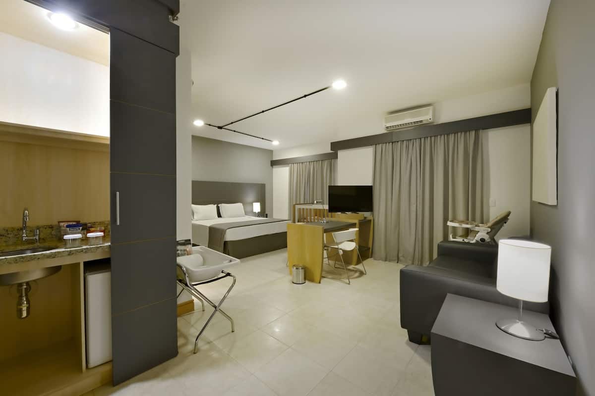 suíte premium bebê | minibar, in-room safe, desk, laptop workspace