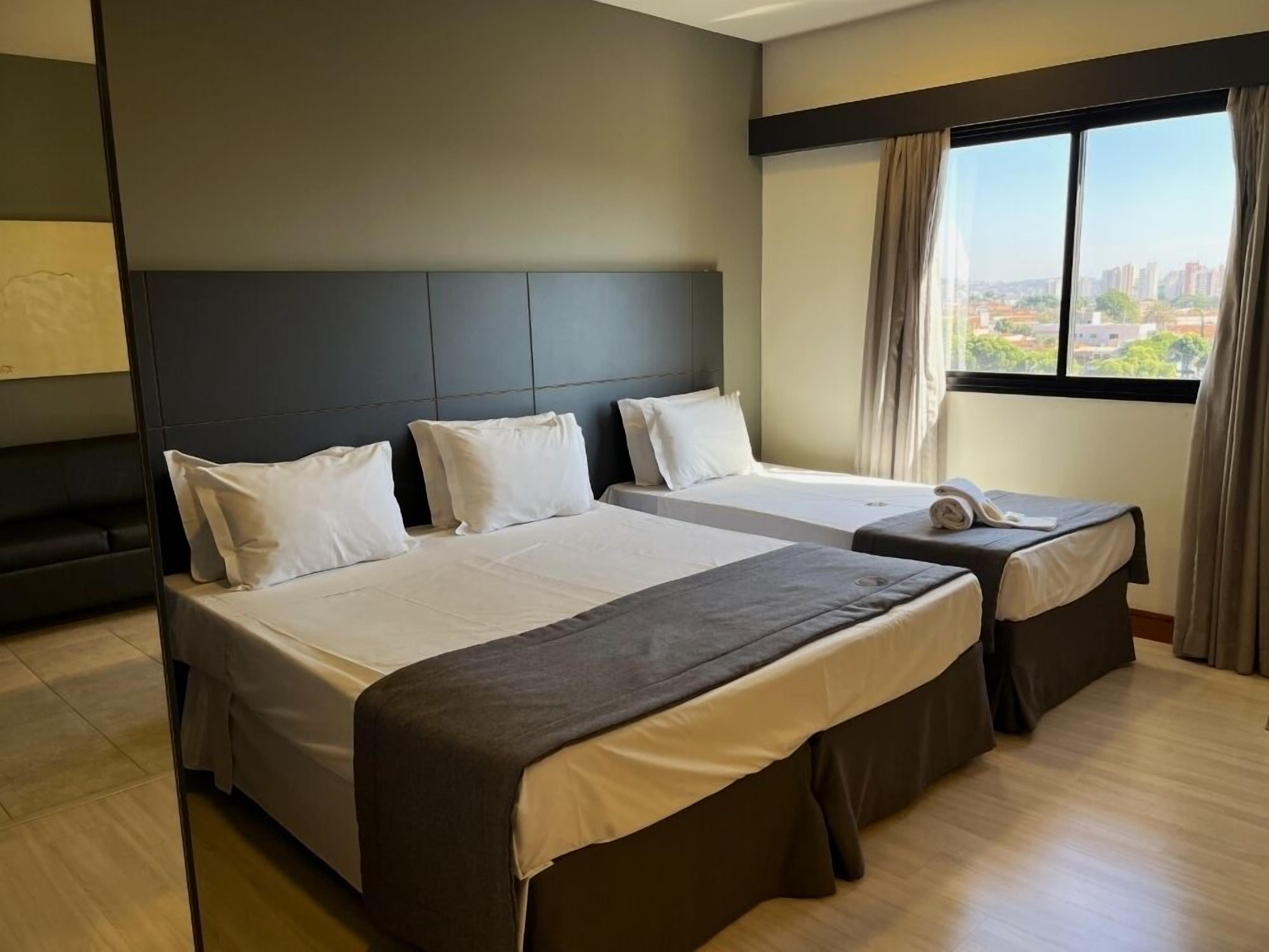 Suíte Premium Família | Minibar, in-room safe, desk, laptop workspace