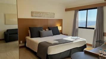 Frigobar, cofres nos quartos, escrivaninha