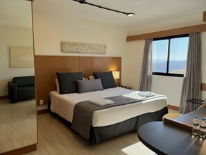 Minibar, coffres-forts dans les chambres, bureau