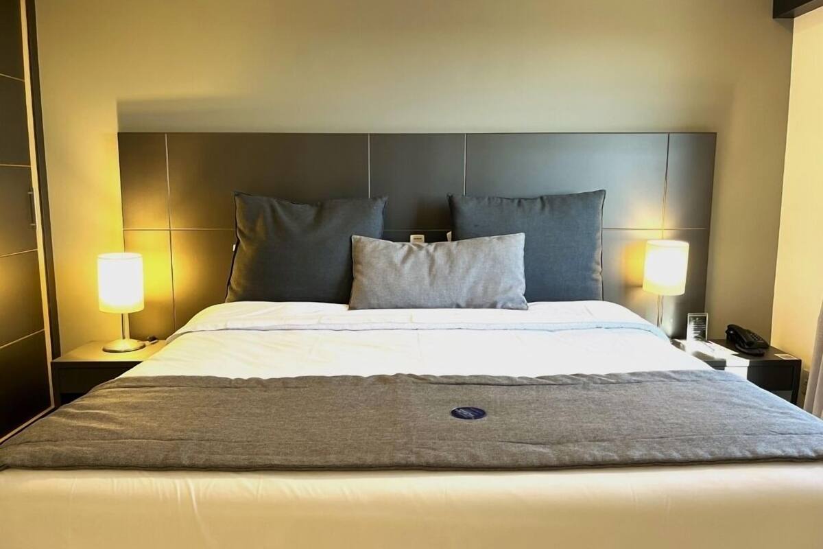 Een minibar, een kluis op de kamer, een bureau, een laptopwerkplek
