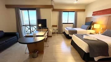 Suíte Super Luxo Twin | Een minibar, een kluis op de kamer, een bureau, een laptopwerkplek