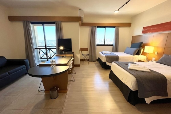 Suíte Super Luxo Twin | Minibar, in-room safe, desk, laptop workspace