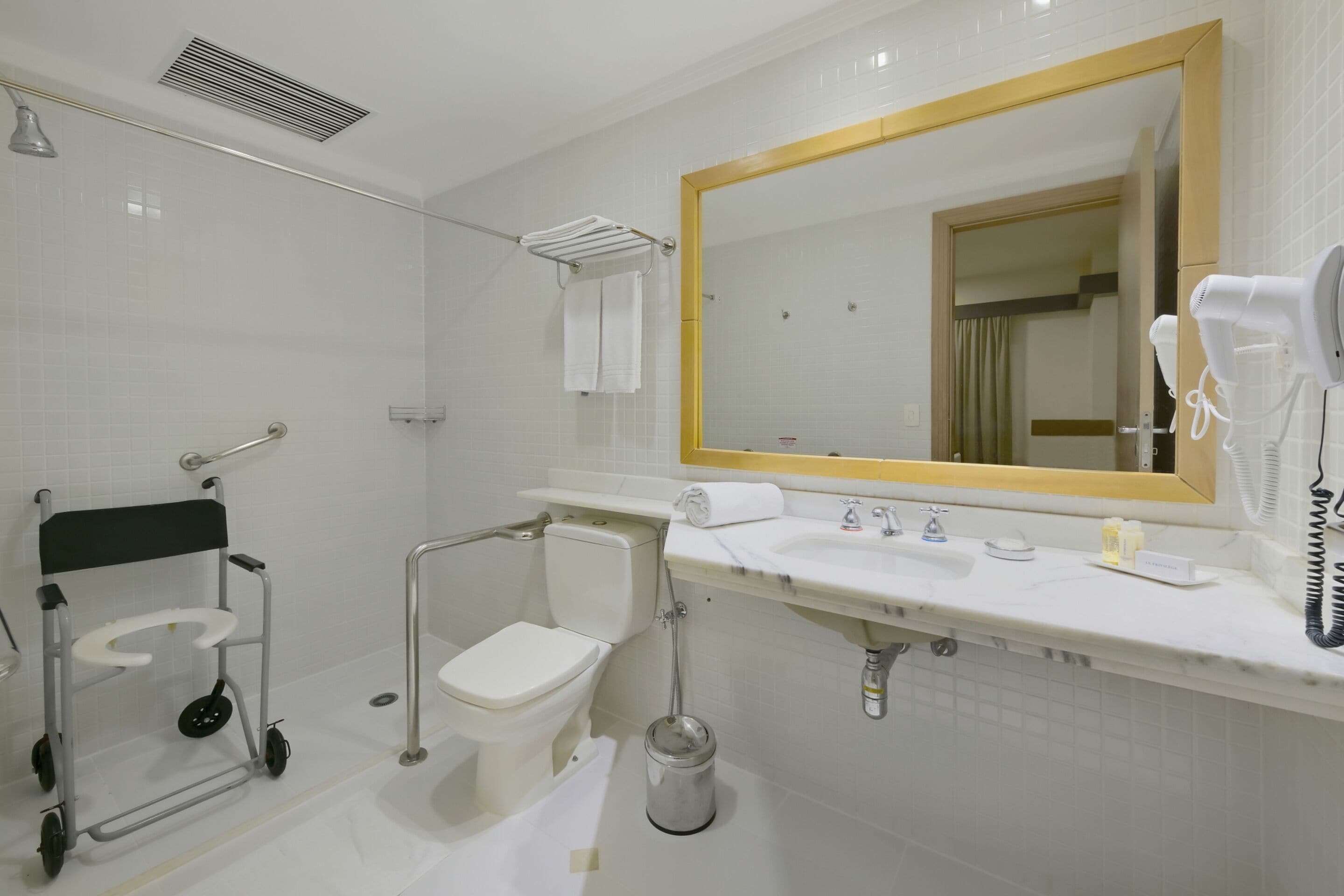 suíte premium casal deficiente | bathroom | free toiletries, hair dryer, towels, soap