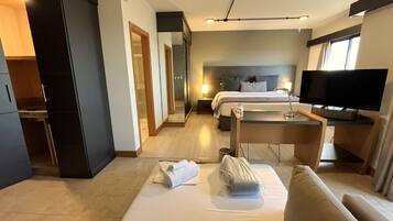 Familiesuite | Minibar, safe på rommet, skrivebord og skrivebord for bærbar PC