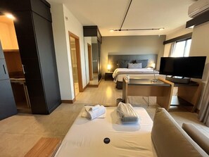 Minibar, in-room safe, desk, laptop workspace - Le Privilège Araucária (Ribeirão Preto)
