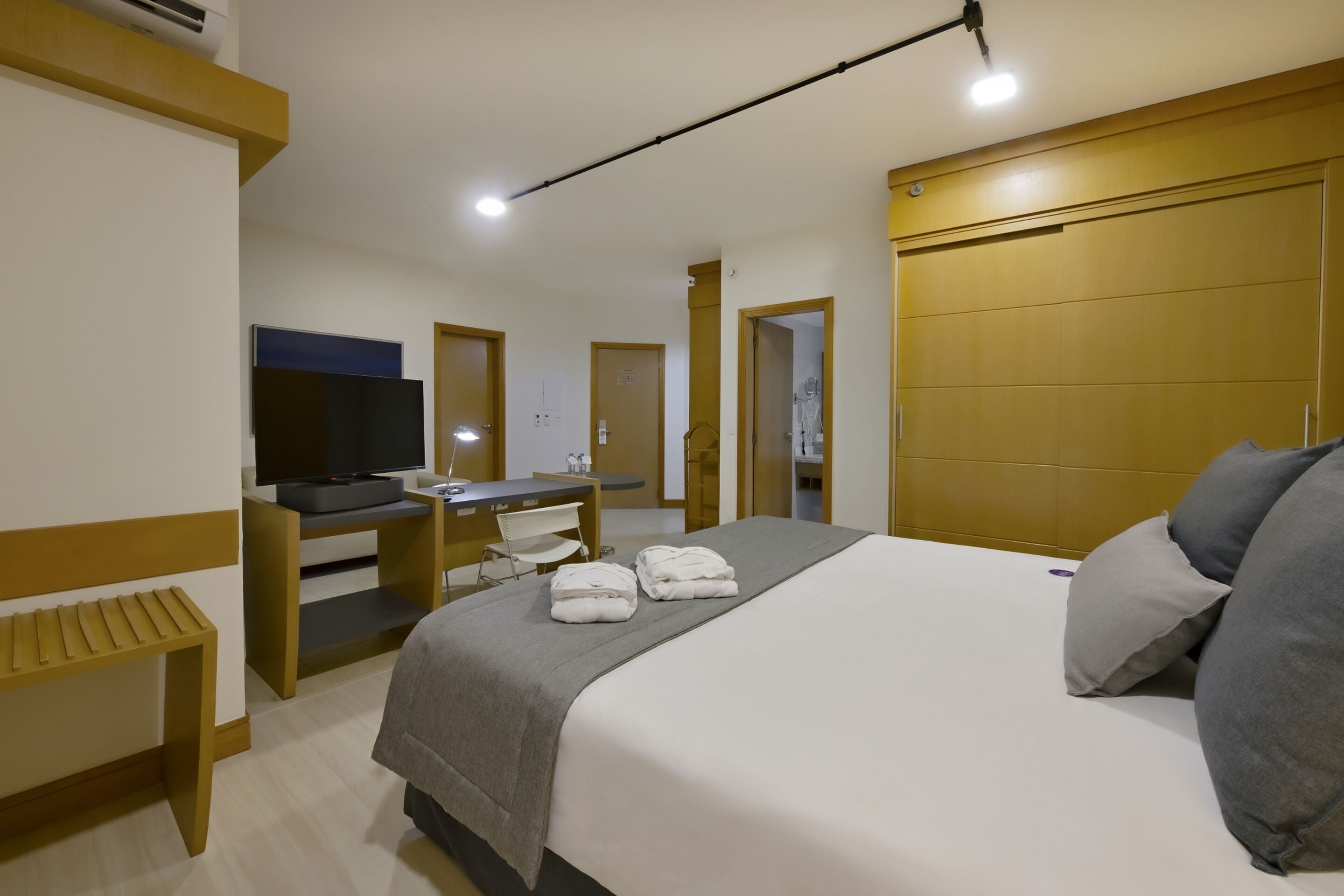 Frigobar, cofres nos quartos, escrivaninha