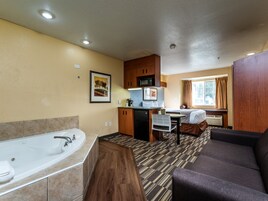 Deluxe Studio Suite, 1 Queen Bed, Non Smoking (Jacuzzi Suite, No Pets) | In-room safe, desk, blackout drapes, soundproofing