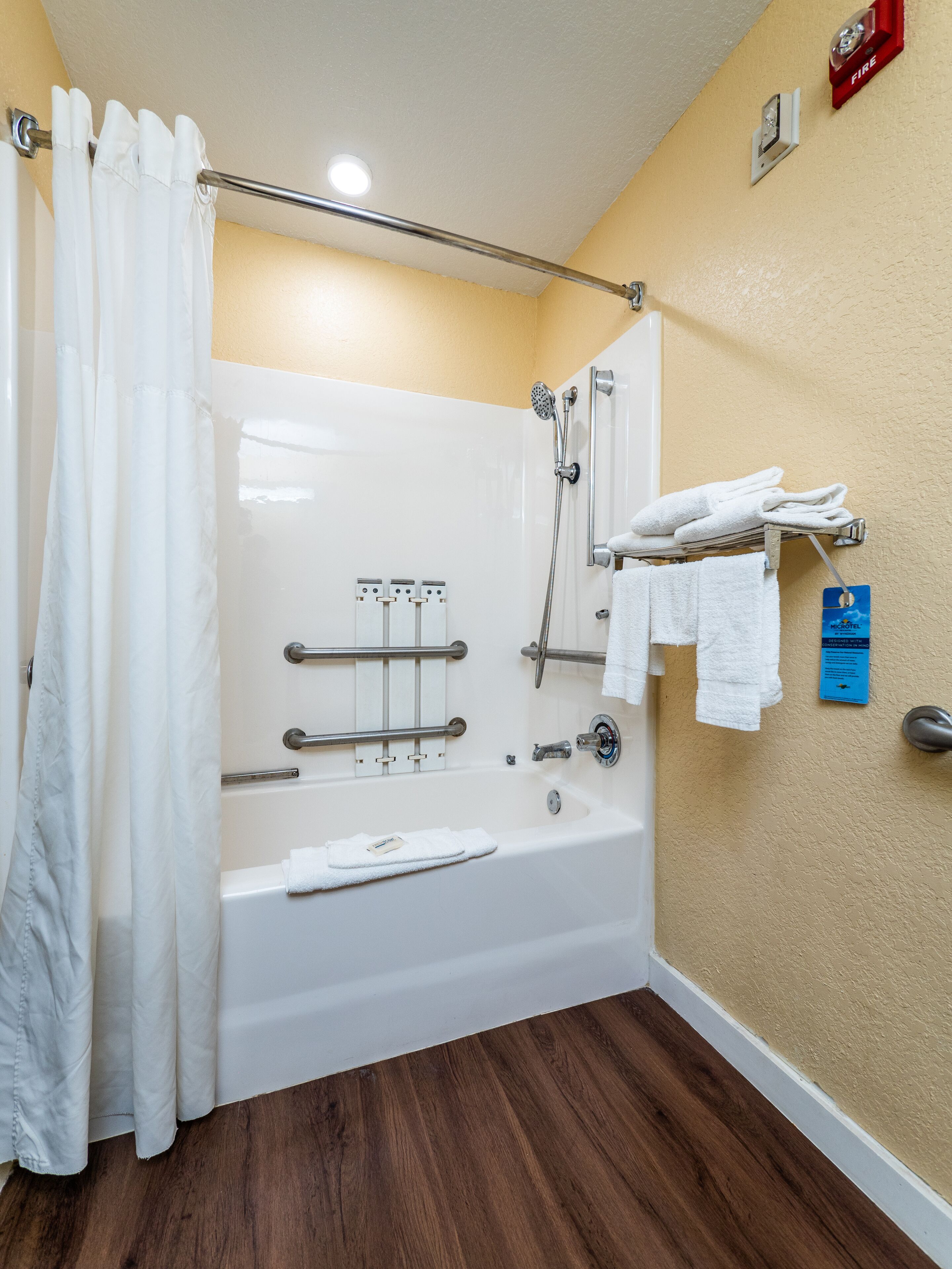 Combined shower/bathtub, free toiletries, hair dryer, towels
