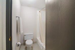 Habitación estándar, 1 cama de matrimonio, no fumadores | Baño | Artículos de higiene personal gratuitos, secador de pelo y toallas