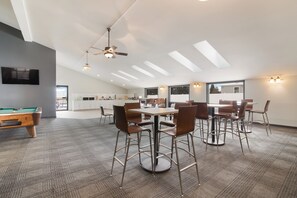 Free daily continental breakfast - Econo Lodge Williston (Williston)