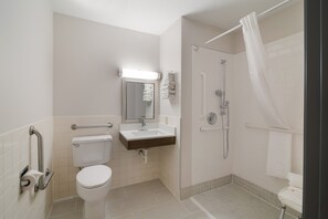 Chambre, 1 grand lit, accessible aux personnes à mobilité réduite, non-fumeur | Salle de bain | Articles de toilette (gratuits), séchoir à cheveux, serviettes fournies