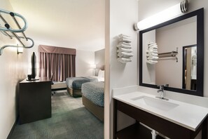 Habitación estándar, 2 camas dobles, no fumadores | Escritorio, tabla de planchar con plancha, camas supletorias