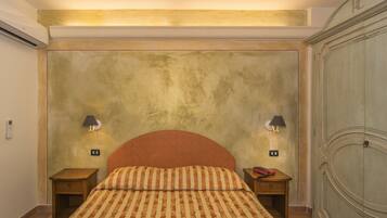 Doppia Standard | Minibar, una cassaforte in camera, una scrivania, Wi-Fi gratuito