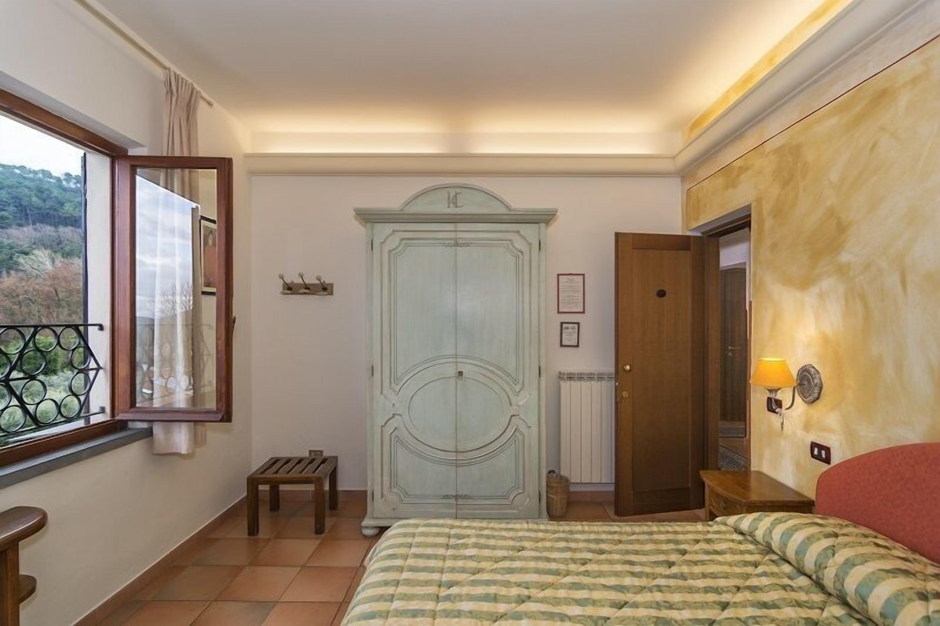 standard double room | 1 bedroom, minibar, in-room safe, desk