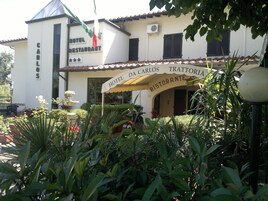 Un edificio con un cartello che riporta "Hotel Da Carlos Ristorante".