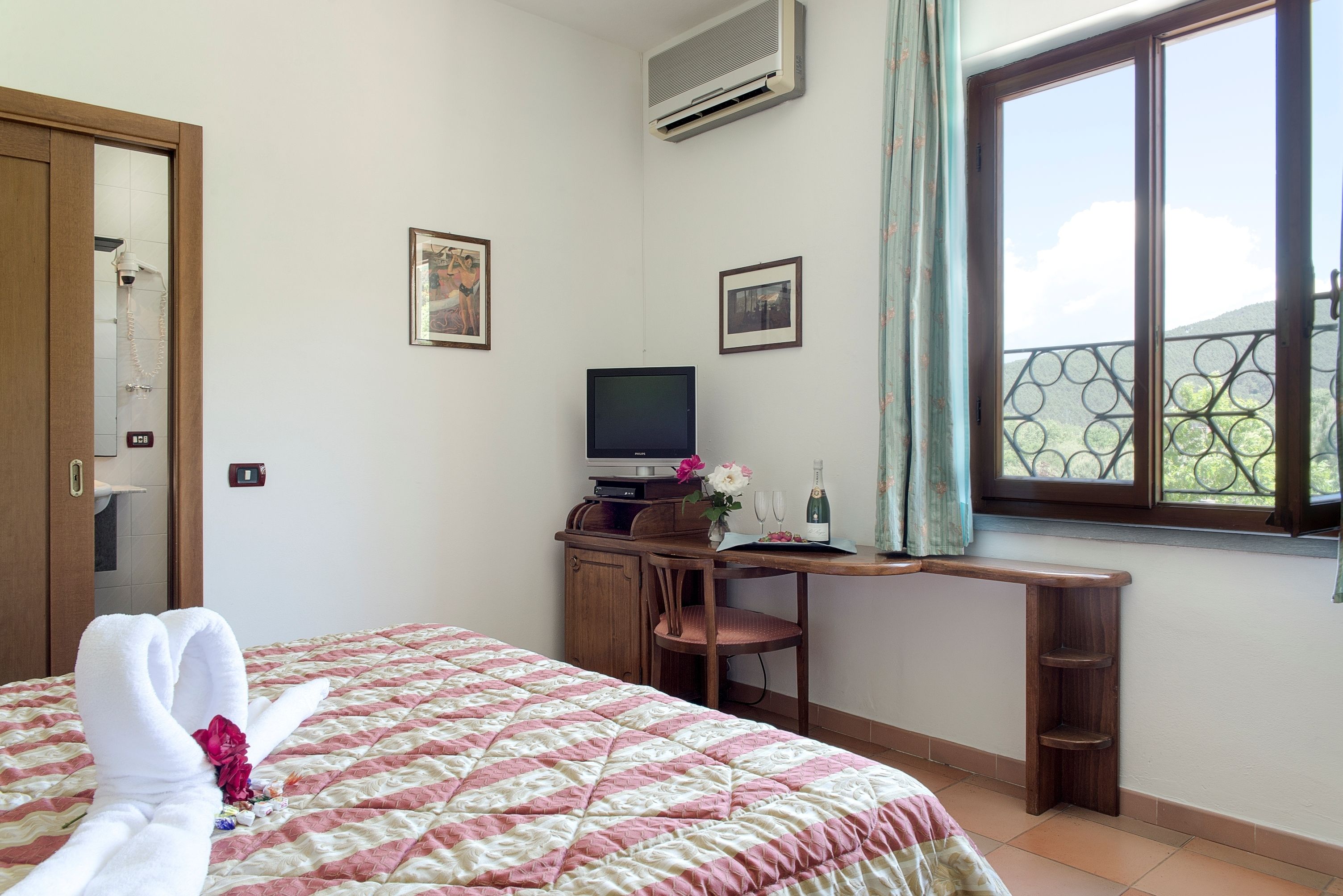 standard double room | 1 bedroom, minibar, in-room safe, desk