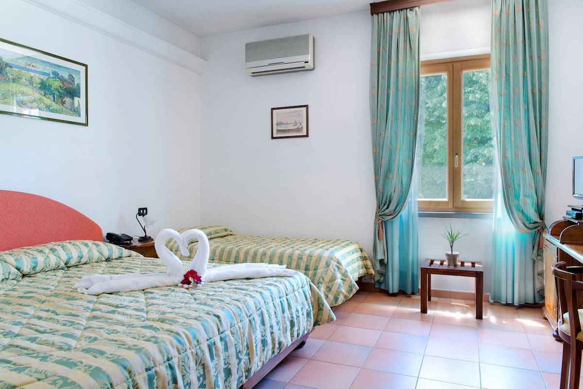 Triple Room | Minibar, in-room safe, desk, free WiFi